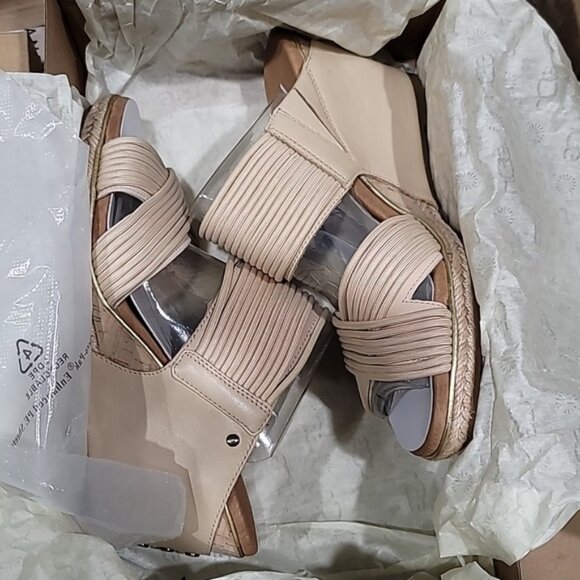 UGG Womens Hilarie Wedge Sandal - Picture 2 of 5